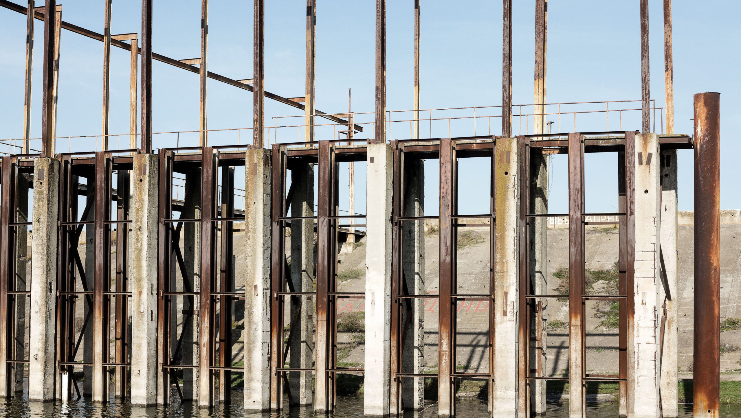 Corrosión en estructura portuaria