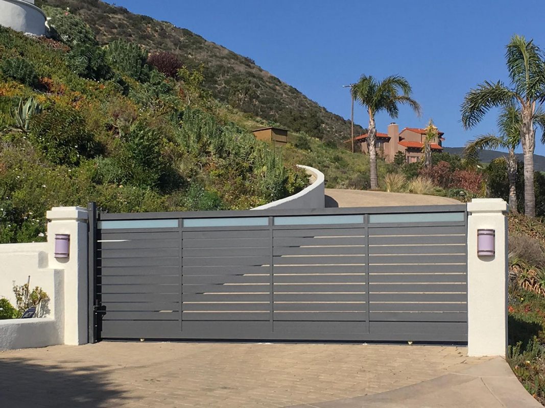 Puerta moderna de metal costero
