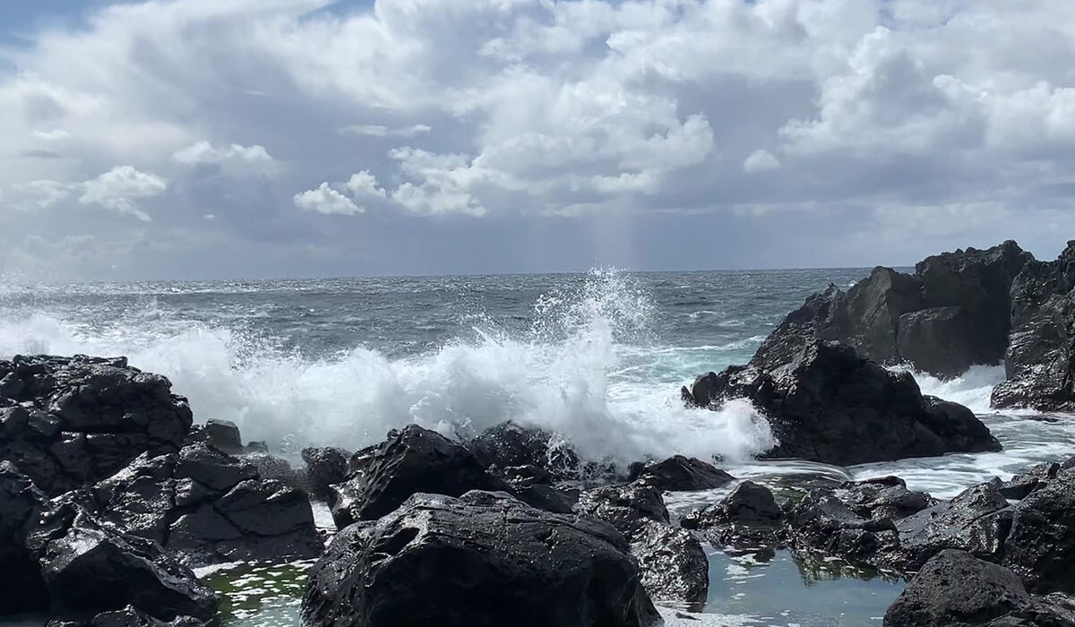Olas del océano con rocío en rocas
