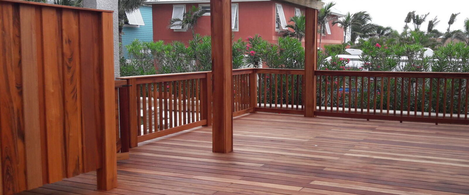 Deck de madera tropical con vista al mar
