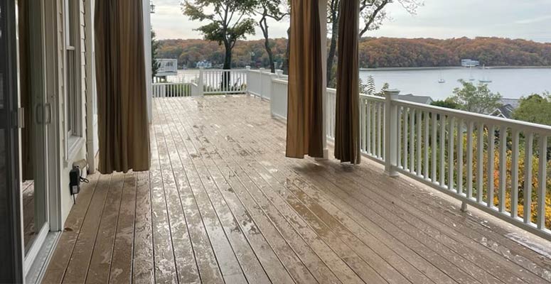 Deck de madera erosionado con vista al mar